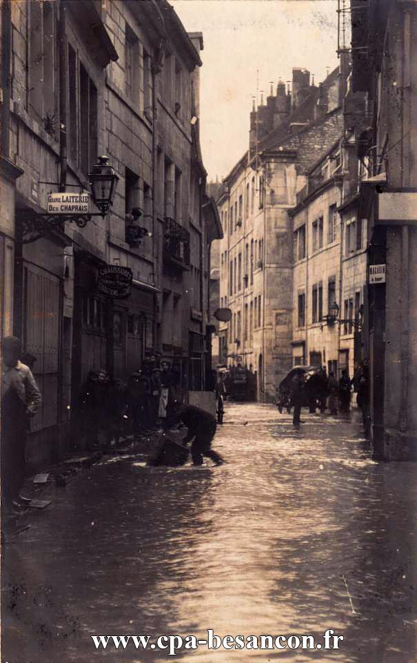 Les Inondations en 1910 - BESANÇON - Rue Claude Pouillet pendant la Crue